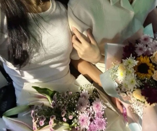Foto kita berdua pegang bunga